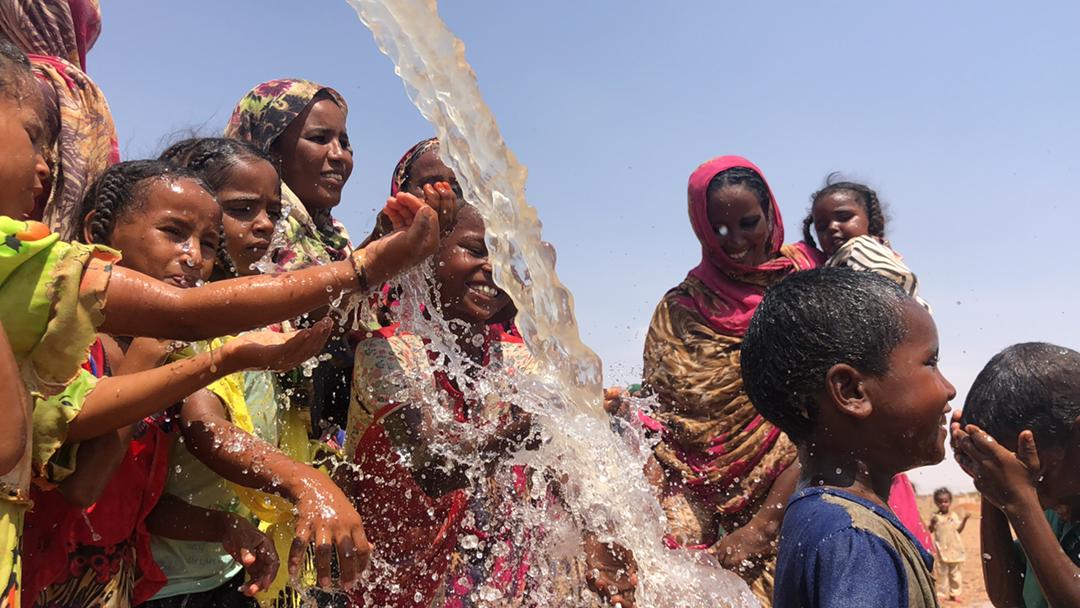 Yardım eli uzatan çocuk