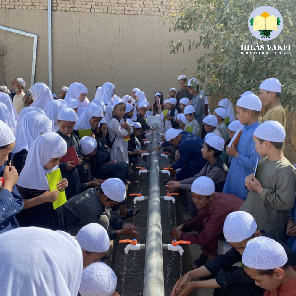 Siz hayırseverlerin vesilesi ile su kuyusu ve Kuran-ı Kerim kursu açmanın coşkusunu yaşıyoruz