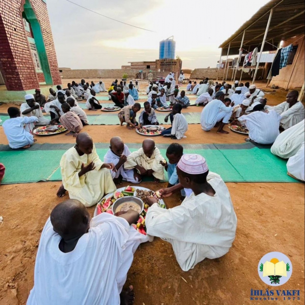 İhlas Vakfı'ndan yurt dışında ramazan coşkusu: 100 binlerce öğrenciye iftar verildi